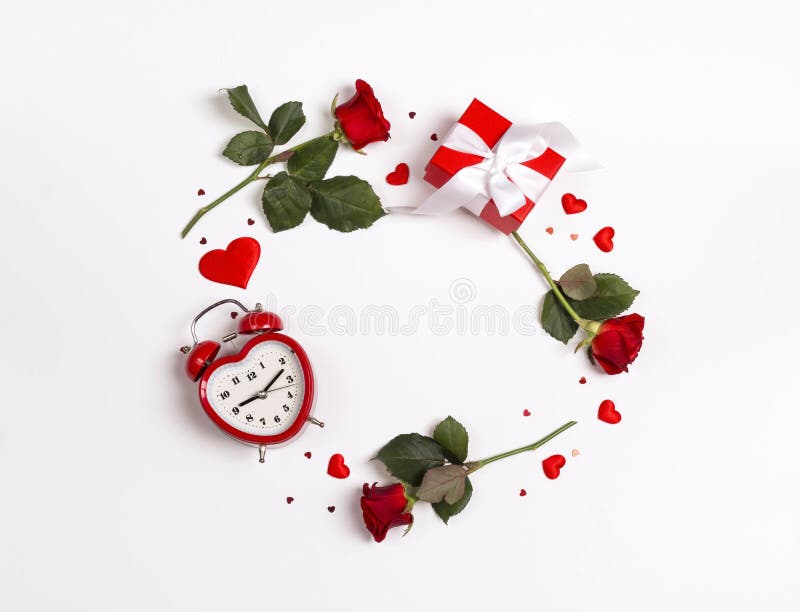 Cadre rond fait de fleurs roses, cadeaux, réveil et coeurs décoratifs sur le fond blanc Rue Fond de jour de Valentines photographie stock Cadre rond fait de fleurs roses, cadeaux, réveil et coeurs décoratifs sur le fond blanc Rue Fond de jour de Valentines photographie stock