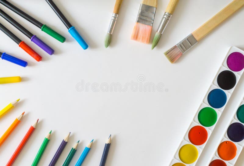 Cadre rond, fait à partir des brosses de peinture, stylos feutres, peintures d'aquarelle, crayons sur le fond blanc photo libre de droits Cadre rond, fait à partir des brosses de peinture, stylos feutres, peintures d'aquarelle, crayons sur le fond blanc photo libre de droits