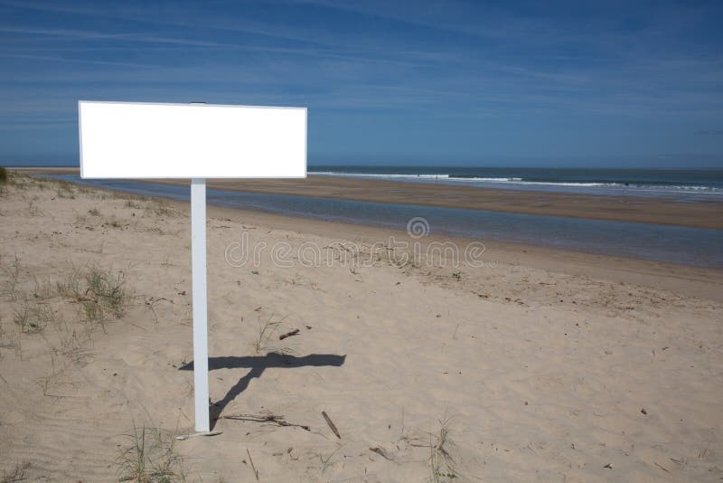 Un cadre vide vide sur la plage de sable pour la publicité de message
