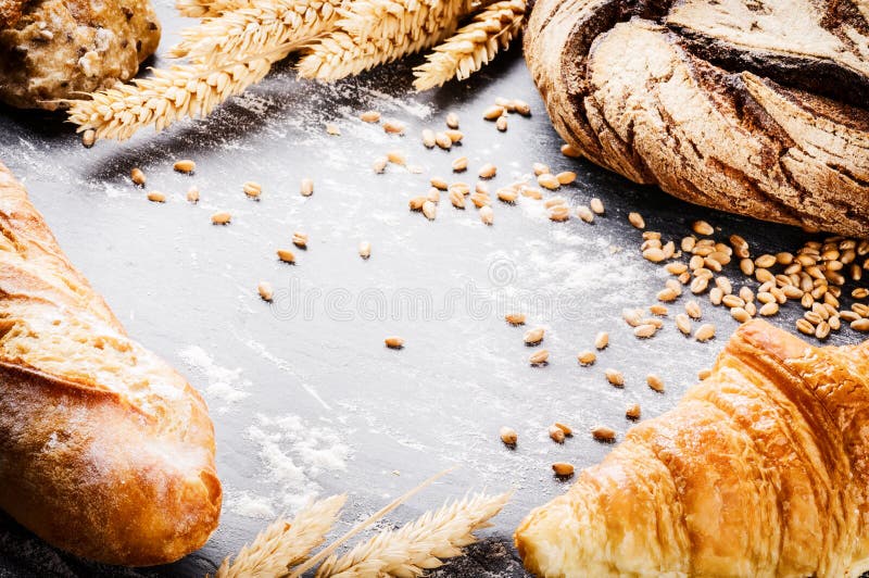 Cadru cu pâine proaspăt coaptă. concept de brutărie rustică royalty free stock images