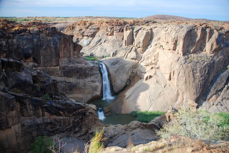Caduta del punto della freccia Il canyon arancio del fiume a Augrabies cade parco nazionale Capo Nord, Sudafrica immagini stock libere da diritti Caduta del punto della freccia Il canyon arancio del fiume a Augrabies cade parco nazionale Capo Nord, Sudafrica immagini stock libere da diritti