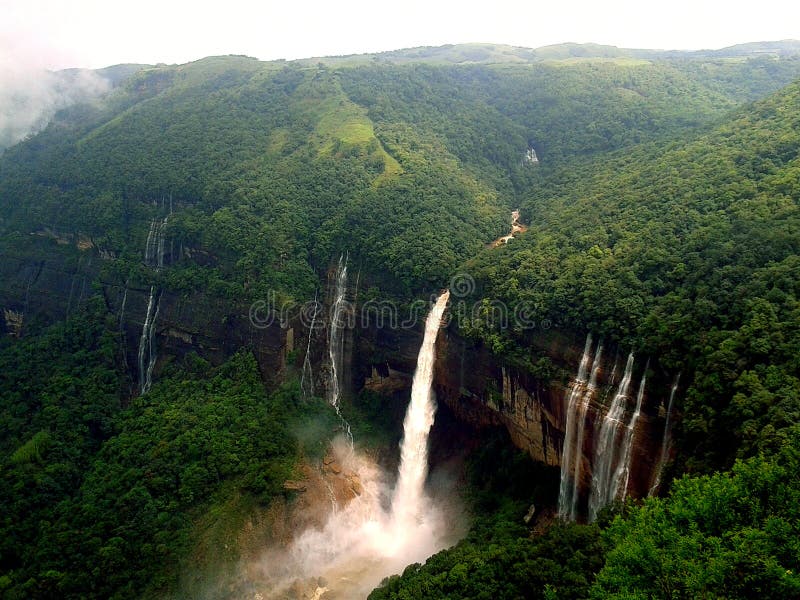 Caduta di Nohkhalikai, Cherrapunjee, Meghalaya fotografie stock libere da diritti Caduta di Nohkhalikai, Cherrapunjee, Meghalaya fotografie stock libere da diritti