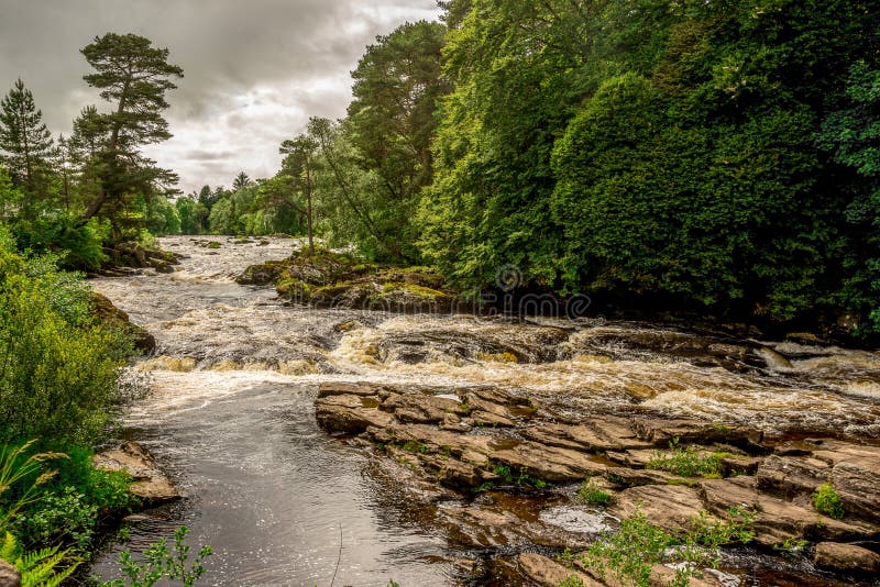 Cadute del fiume Dochart in Loch Lomond e nel parco nazionale di Trossachs, Scozia centrale fotografie stock Cadute del fiume Dochart in Loch Lomond e nel parco nazionale di Trossachs, Scozia centrale fotografie stock