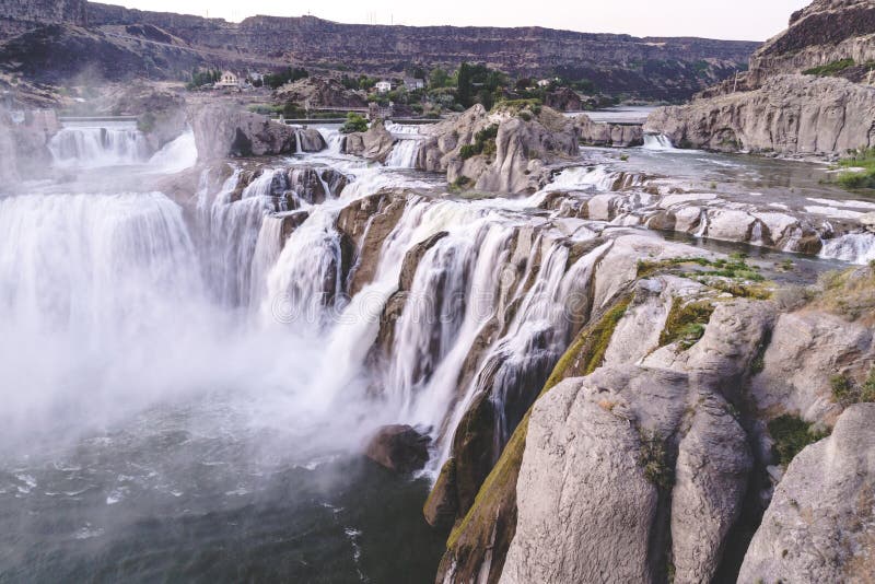 Cadute della shoshone in Twin Falls Idaho al tramonto di estate immagine stock libera da diritti Cadute della shoshone in Twin Falls Idaho al tramonto di estate immagine stock libera da diritti