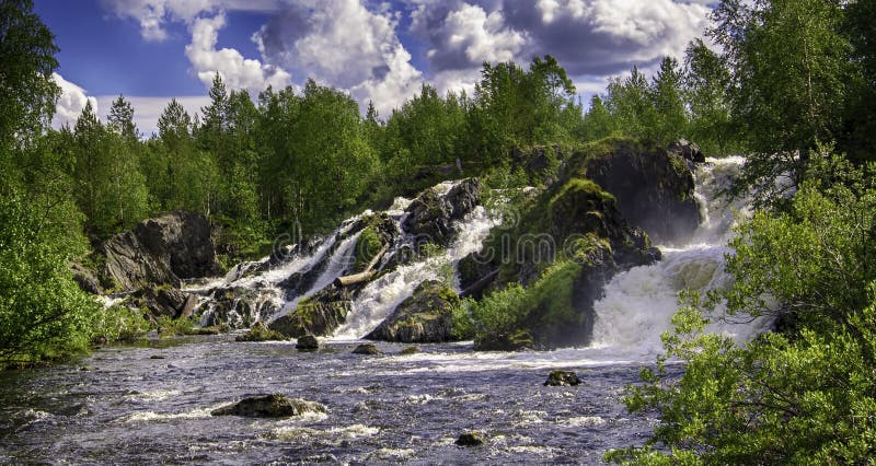 Cadute di Shuonijoki Paesaggio in Nikel, regione di Murmansk, Russia della natura delle cascate del mosso Alberi, rocce e scorrim fotografia stock Cadute di Shuonijoki Paesaggio in Nikel, regione di Murmansk, Russia della natura delle cascate del mosso Alberi, rocce e scorrim fotografia stock