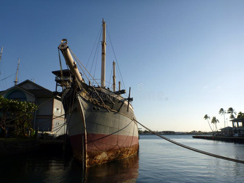 Cadute storiche di Clyde nel porto di Honolulu fotografia stock Cadute storiche di Clyde nel porto di Honolulu fotografia stock