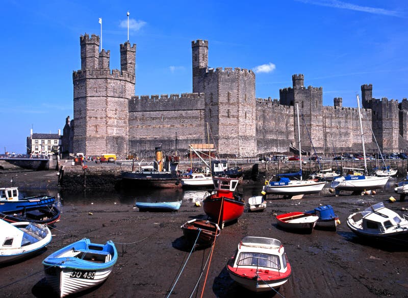 Caernarfon Castle και λιμάνι στοκ φωτογραφία Caernarfon Castle και λιμάνι στοκ φωτογραφία