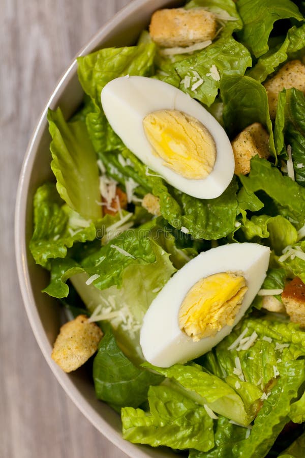 Caesar Salad avec des croûtons. Salade de César avec les oeufs, la laitue, les croûtons et le parmesan