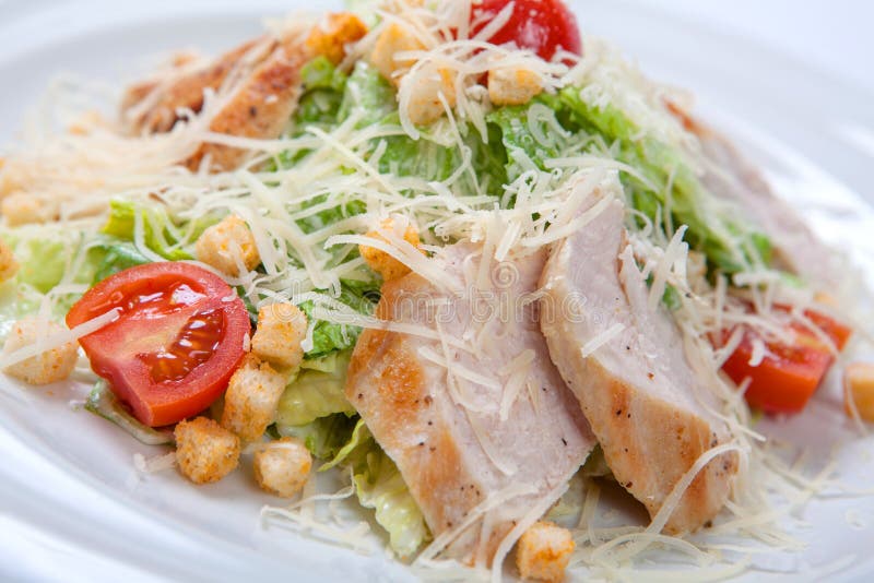 Caesar-Salat mit Huhn auf weißer Platte stockfotografie Caesar-Salat mit Huhn auf weißer Platte stockfotografie