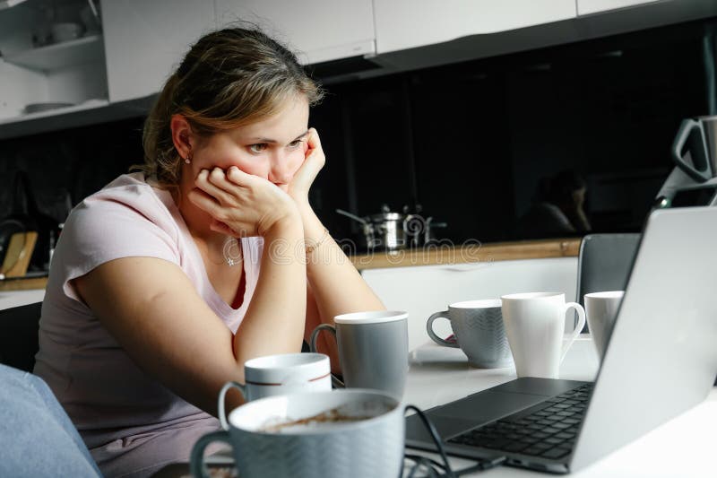 Jovens mulheres positivas com mulheres felizes assistem a vídeos engraçados  no smartphone e bebem coquetéis