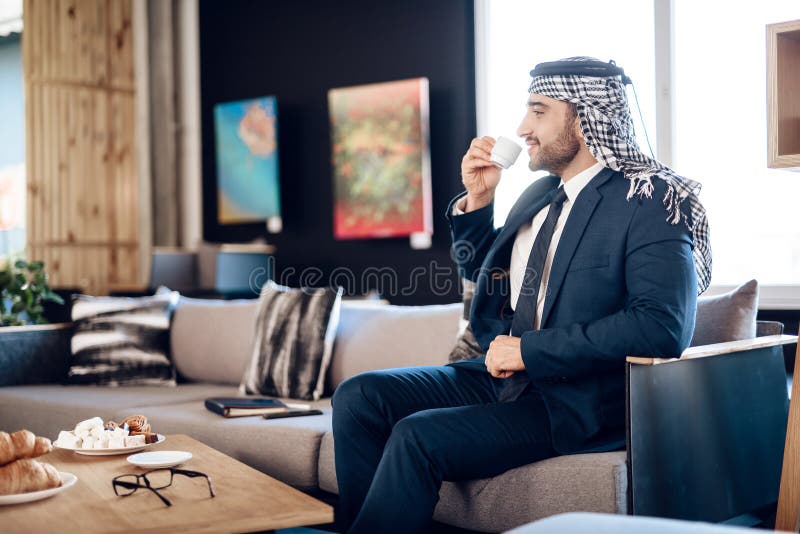 Um Homem De Negócios árabe Checkmates Uma Outra Xadrez De Jogo Na Tabela Na  Sala De Hotel Imagem de Stock - Imagem de xadrez, conceito: 113686897