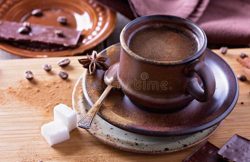 Taza De Café Y Los Frijoles, Palitos De Canela, Nueces Y Chocolate En La  Mesa De Madera Sobre Fondo Marrón Fotos, retratos, imágenes y fotografía de  archivo libres de derecho. Image 12020808