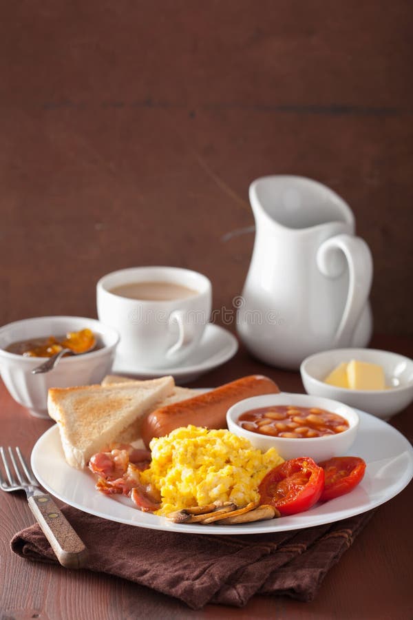 Café Da Manhã Tradicional Em Inglês Ovos Mexidos Feijão Tomate Cogumelos  Enchido E Doce De Damasco Com Clássico Inglês Imagem de Stock - Imagem de  alperce, alto: 217925027