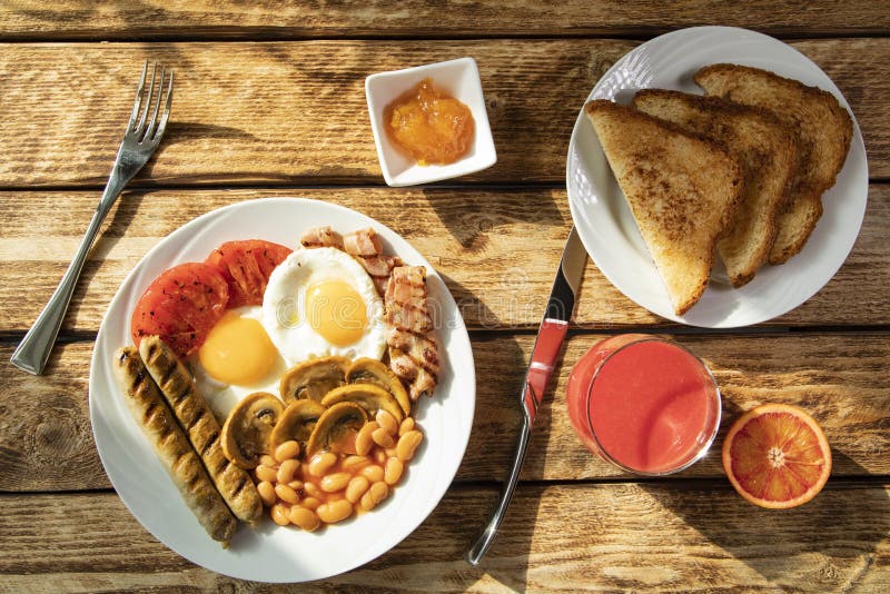 Café Da Manhã Tradicional Em Inglês Ovos Mexidos Feijão Tomate Cogumelos  Enchido E Doce De Damasco Com Clássico Inglês Imagem de Stock - Imagem de  alperce, alto: 217925027