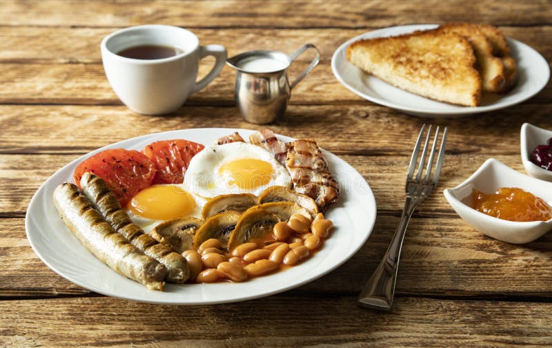 Café Da Manhã Tradicional Em Inglês Ovos Mexidos Feijão Tomate Cogumelos  Enchido E Doce De Damasco Com Clássico Inglês Imagem de Stock - Imagem de  alperce, alto: 217925027