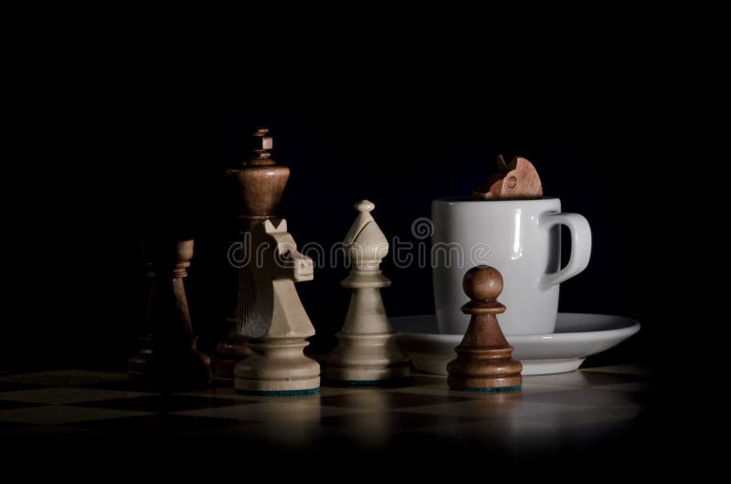 Tática E Estratégia Da Vida Moderna No Conceito Xícara De Café No Tabuleiro  De Xadrez Imagem de Stock - Imagem de café, xadrez: 75207121