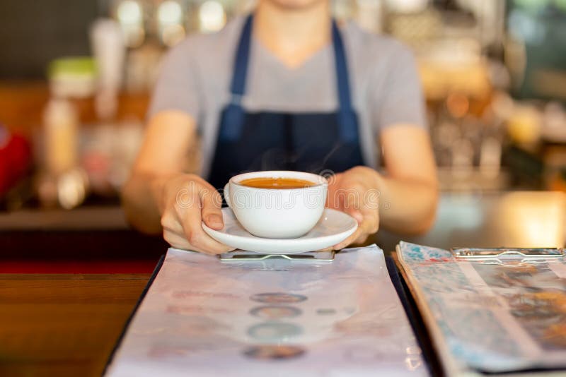 Café De Servicio De La Camarera Mientras Que Se Coloca En Contador De La  Cafetería Imagen de archivo - Imagen de concepto, muchacha: 153649413