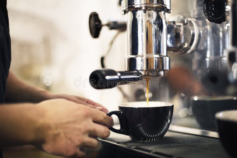 Cierre De Barista En Café Con Máquina Para Hacer Café Foto de archivo -  Imagen de horizontal, café: 270600828