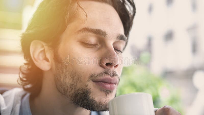 Caf? bebendo do homem consider?vel novo imagens de stock Caf? bebendo do homem consider?vel novo imagens de stock