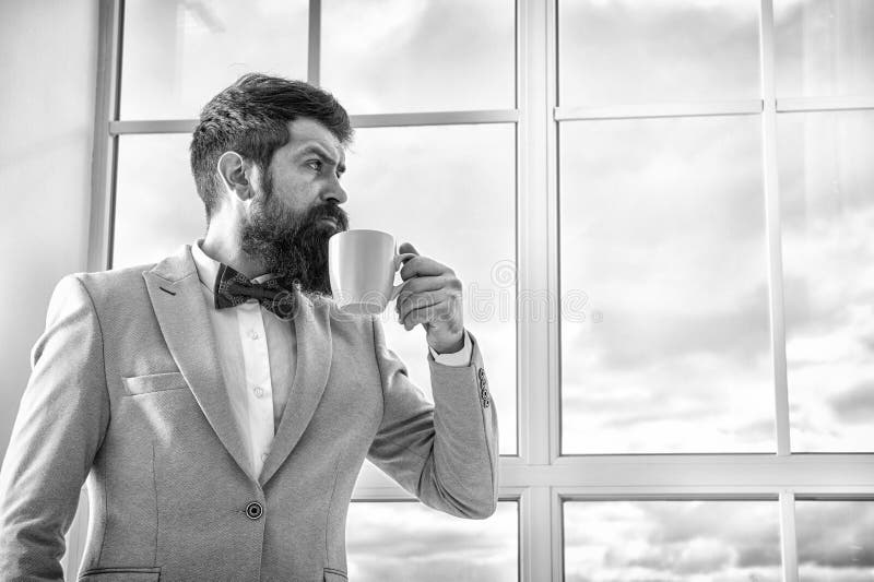Caf? da boa manh? caf? farpado s?rio da bebida do homem Homem de neg?cios no equipamento formal Vida moderna homem de neg?cio na fotos de stock royalty free Caf? da boa manh? caf? farpado s?rio da bebida do homem Homem de neg?cios no equipamento formal Vida moderna homem de neg?cio na fotos de stock royalty free