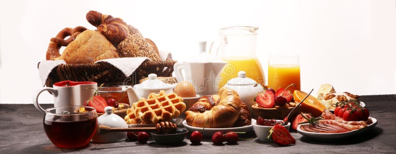 Caf? da manh? saud?vel enorme na tabela com caf?, suco de laranja, frutos, waffles e croissant Conceito do bom dia fotos de stock royalty free Caf? da manh? saud?vel enorme na tabela com caf?, suco de laranja, frutos, waffles e croissant Conceito do bom dia fotos de stock royalty free