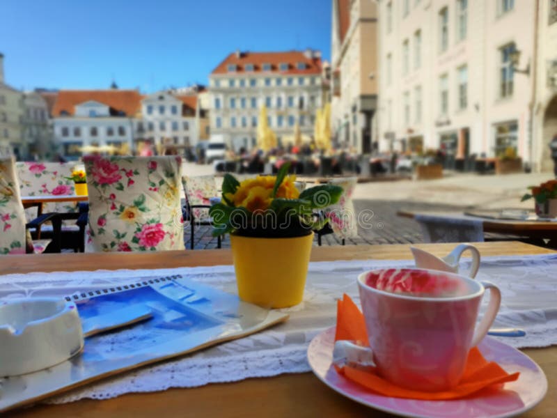Caf? de rue dans les tables vides de ville et les personnes de attente de chaise d?tendre et la tasse du voyage de caf? ville d'? photo libre de droits Caf? de rue dans les tables vides de ville et les personnes de attente de chaise d?tendre et la tasse du voyage de caf? ville d'? photo libre de droits