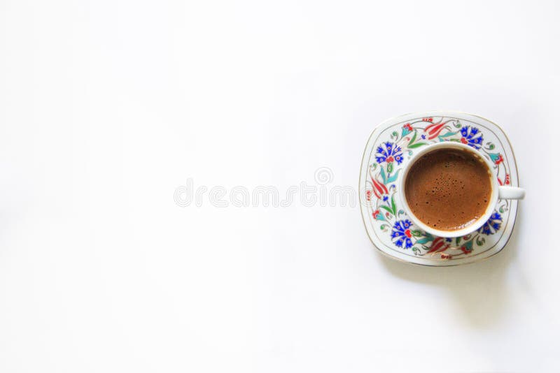 Caf? turco aislado, taza de caf? turco, de caf? tradicional, de fondo blanco, de caf? turco y de ?rea en blanco fotografía de archivo Caf? turco aislado, taza de caf? turco, de caf? tradicional, de fondo blanco, de caf? turco y de ?rea en blanco fotografía de archivo