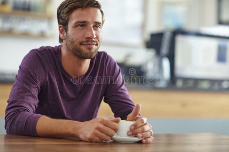 Cafe man και χαλαρώστε σκεπτόμενοι για εσπρέσο τσαγιού και εξυπηρέτηση πελατών με σιγουριά στο τραπέζι. Αρσενικό εστιατόριο στοκ εικόνες