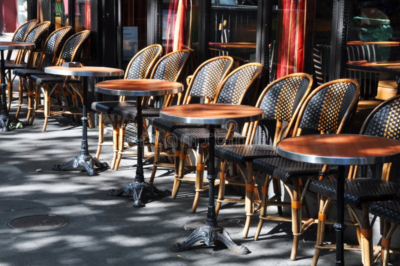 Típico cafetería terraza en París.