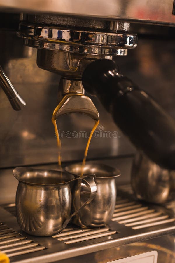 https://thumbs.dreamstime.com/b/cafetera-industrial-que-sirve-expreso-sobre-un-par-de-macetas-metal-trabajando-sirviendo-espresso-209635586.jpg