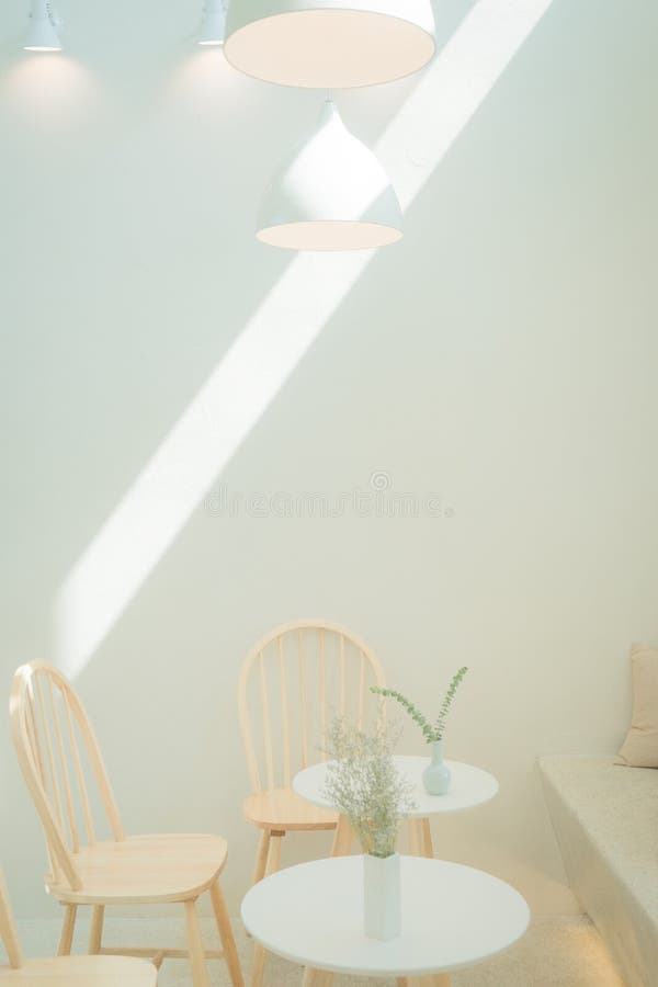 Cafeteria interior com cadeiras e mesas pequenas fotos de stock