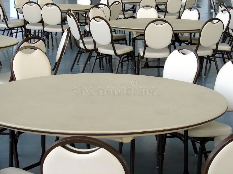 Cafeteria-Tabellen und Stühle stockbild Cafeteria-Tabellen und Stühle stockbild