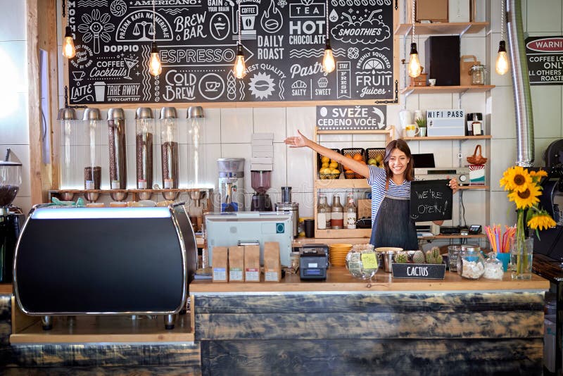 Cafetería abierta - mujer en el lugar de trabajo en un nuevo café abierto
