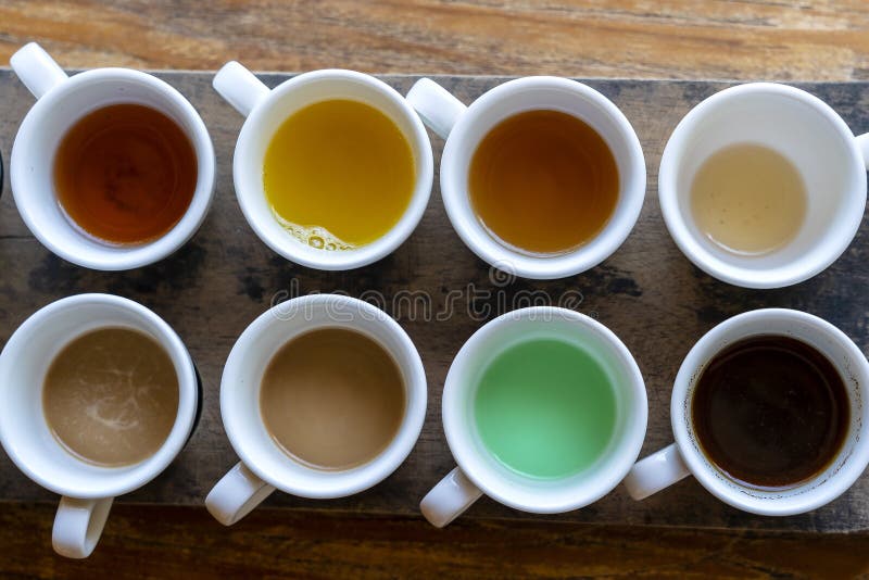 Caffè balinese tradizionale e tè dopo le analisi sul tavolo di legno nell'isola di ubud, bali indonesia, chiuso