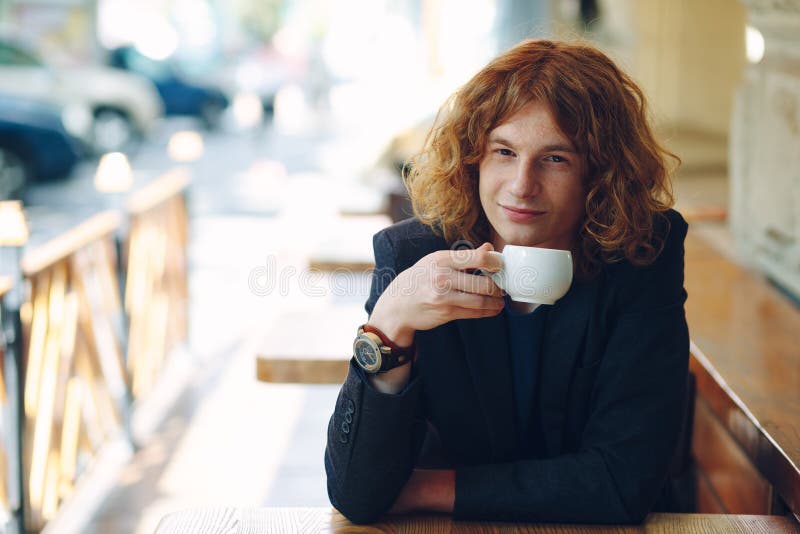Caffè bevente dell'uomo rossastro alla moda del ritratto fotografie stock libere da diritti Caffè bevente dell'uomo rossastro alla moda del ritratto fotografie stock libere da diritti