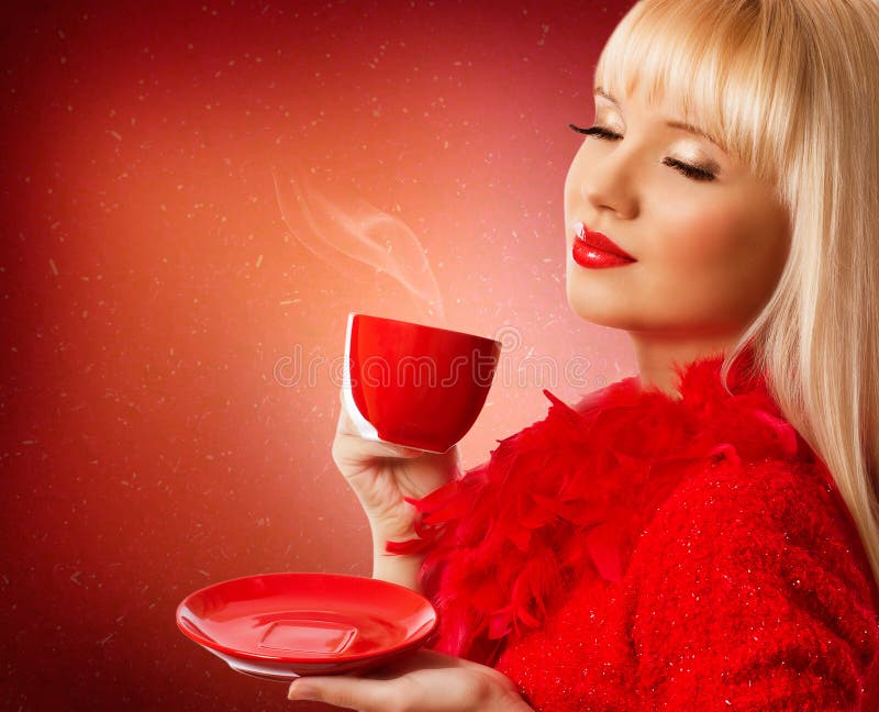 Caffè bevente della bella donna bionda fotografia stock Caffè bevente della bella donna bionda fotografia stock
