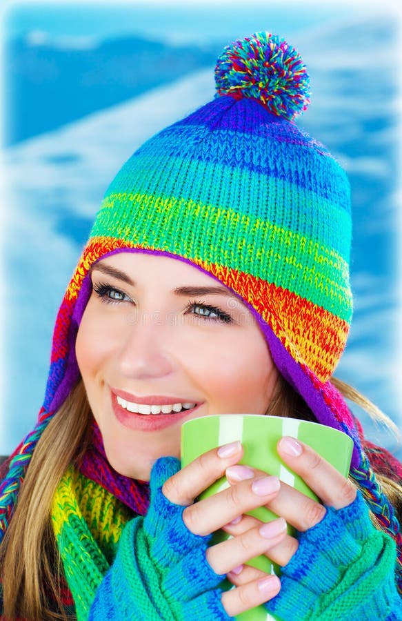 Caffè bevente della bella ragazza fotografie stock Caffè bevente della bella ragazza fotografie stock
