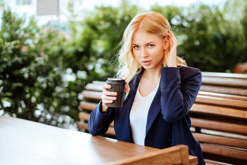 Caffè bevente della donna in un caffè fotografie stock Caffè bevente della donna in un caffè fotografie stock