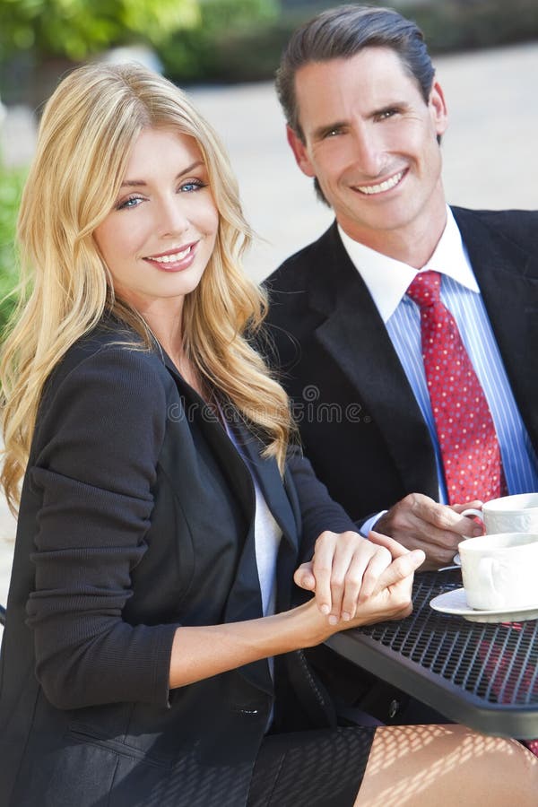 Caffè bevente delle coppie dell'uomo & della donna al caffè della città fotografia stock libera da diritti Caffè bevente delle coppie dell'uomo & della donna al caffè della città fotografia stock libera da diritti