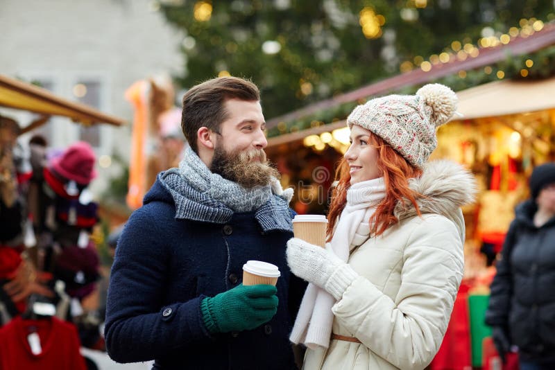 Caffè bevente delle coppie felici sulla vecchia via della città immagini stock libere da diritti Caffè bevente delle coppie felici sulla vecchia via della città immagini stock libere da diritti