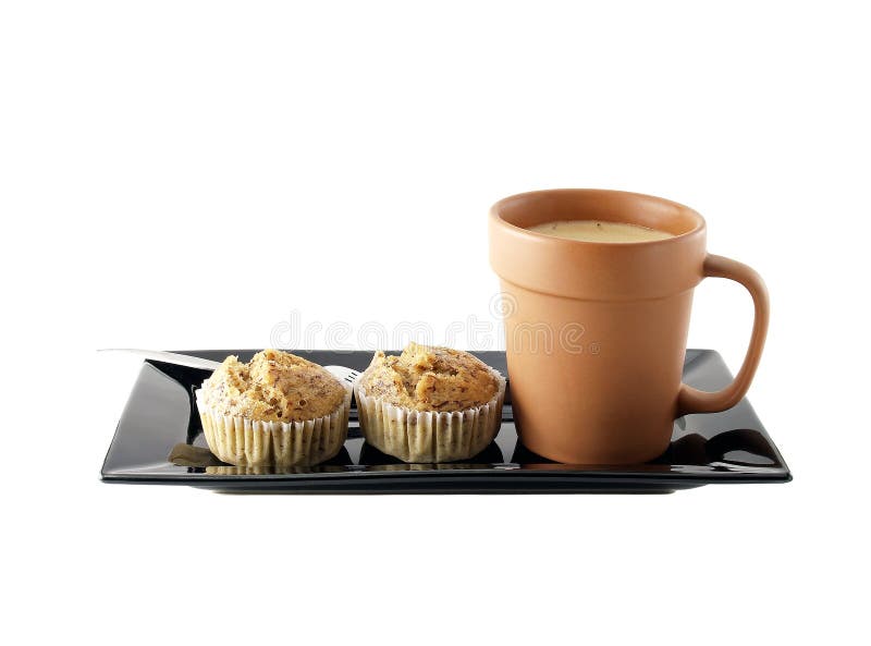 Caffè caldo con i bigné della banana sul piatto nero isolato su fondo bianco immagini stock Caffè caldo con i bigné della banana sul piatto nero isolato su fondo bianco immagini stock