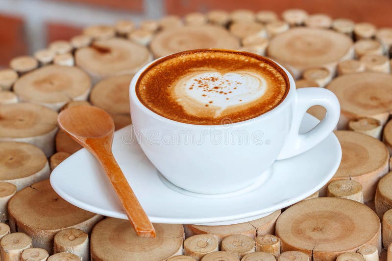 Cappuchino O Coffe Del Latte in Una Tazza Bianca Su Un Fondo Leggero