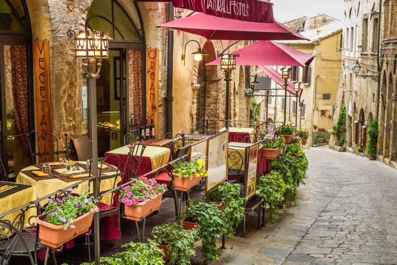 Caffè d'annata sull'angolo di vecchia città fotografia stock