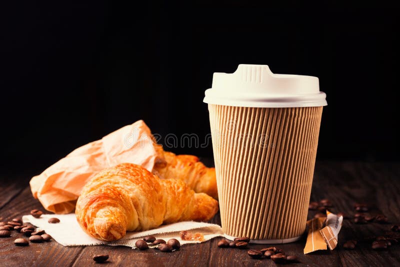 Caffè da andare con i croissant fotografia stock libera da diritti Caffè da andare con i croissant fotografia stock libera da diritti