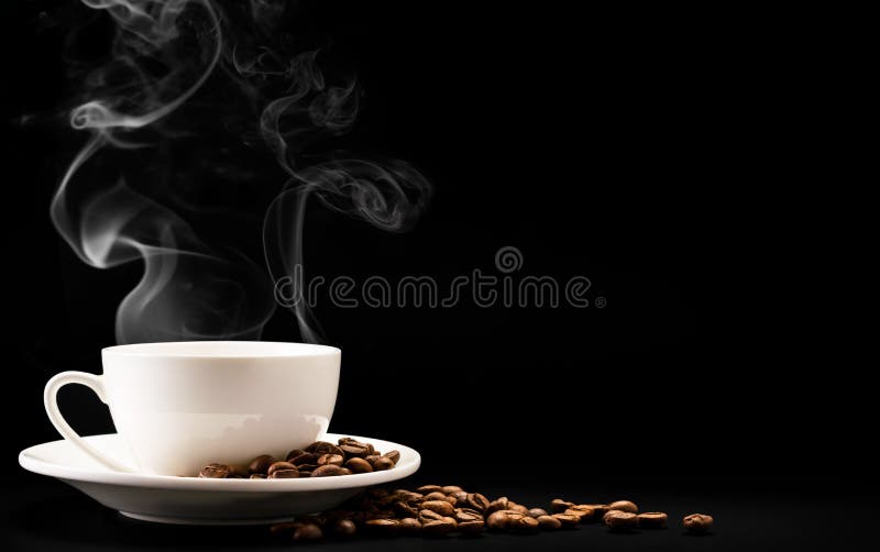 Caffè da coppa con vapore e fagioli su fondo nero, un posto per SMS fotografia stock