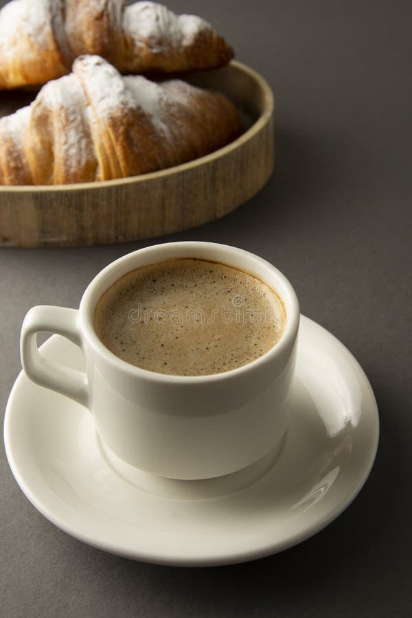 Caffè delizioso della prima colazione con il croissant Caffeina di mattina Pasticceria e tazza di caffè o latte francese e fresca
