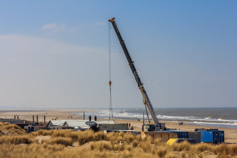 Caffè della spiaggia della costruzione della gru pronto per l'estate fotografia stock libera da diritti Caffè della spiaggia della costruzione della gru pronto per l'estate fotografia stock libera da diritti
