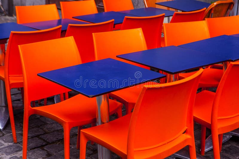 Caffè della via con le sedie e le tavole luminose di colori immagini stock Caffè della via con le sedie e le tavole luminose di colori immagini stock