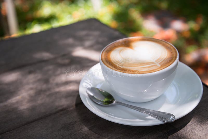Caffè di arte del Latte con forma del cuore immagine stock Caffè di arte del Latte con forma del cuore immagine stock