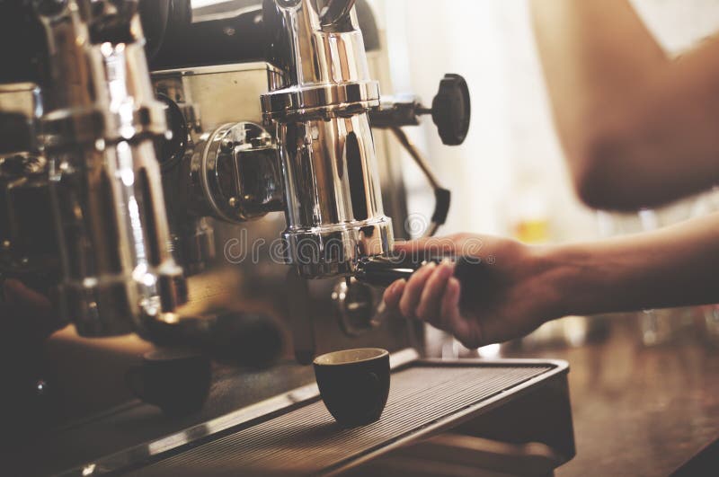 Caffè di barista che fa concetto di servizio della preparazione del caffè fotografia stock libera da diritti Caffè di barista che fa concetto di servizio della preparazione del caffè fotografia stock libera da diritti